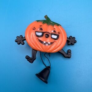 Vtg 80s Halloween Pin Lapel Anthropomorphic Jackolantern Pull String Movement‎